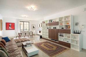 Leilighet, 3 soverom, kjøkken, byutsikt | Oppholdsområde