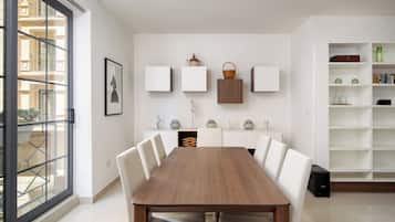 Íbúð - 3 svefnherbergi - eldhús - borgarsýn | Borðstofa