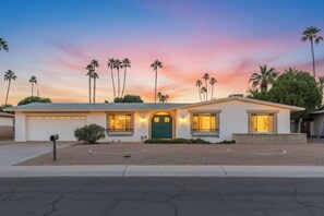 Exterior - Heated Pool 🌴Spa & Sauna 🧖‍♂️ Pool Table 🎱 Ping Pong 🏓 Arcade 🕹️ Fire Pit ✨ (Scottsdale)