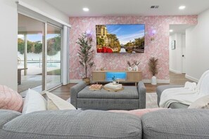 Living area - Heated Pool 🌴Spa & Sauna 🧖‍♂️ Pool Table 🎱 Ping Pong 🏓 Arcade 🕹️ Fire Pit ✨ (Scottsdale)