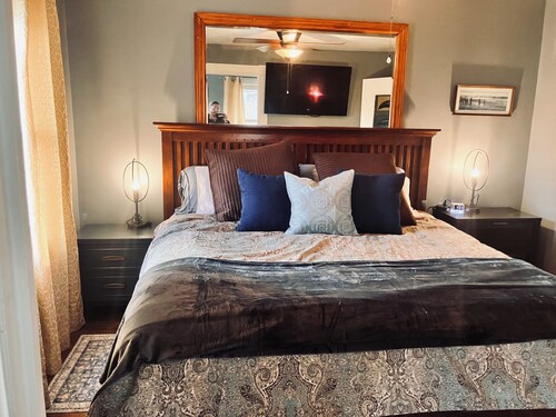 Cozy 2BR w/ King Bed + Yard Near Fort Leavenworth