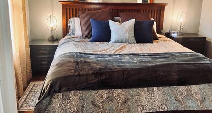 Cozy 2BR w/ King Bed + Yard Near Fort Leavenworth