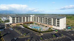 Un hôtel à plusieurs étages doté d’une piscine, d’un parking et offrant une vue sur le paysage urbain.