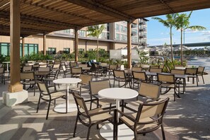 Outdoor dining - Hyatt Place At Ho'Opili (Ewa Beach)