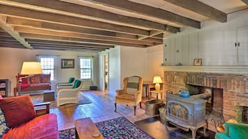 Televisio, takka, DVD-soitin, kirjoja