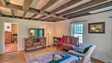 Televisio, takka, DVD-soitin, kirjoja