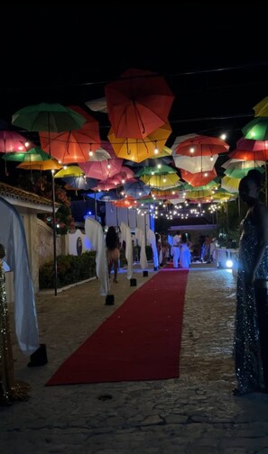 منطقة خارجية لإقامة الولائم والاحتفالات