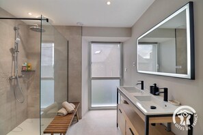 Douche, séchoir à cheveux