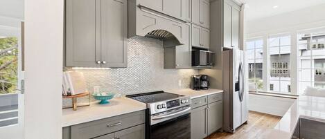 Refrigerador, microondas, horno, placa de cocina