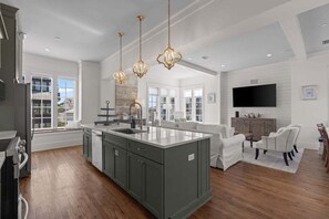Fridge, microwave, oven, stovetop - Coastal charm and modern comfort in Seagrove Beach (Seagrove Beach)