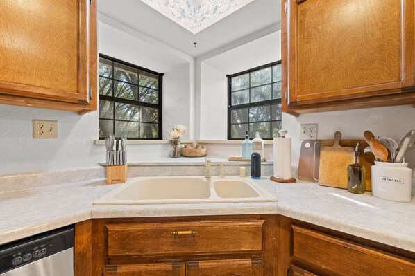 المنشأة من الداخل