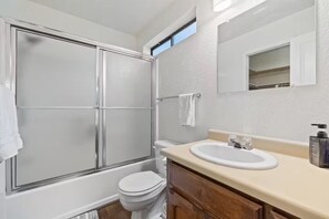 Hair dryer, towels, soap, toilet paper - Game Room, 8 guests- Lake, Yosemite, Sonora nearby (Groveland)