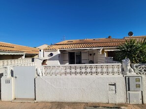 Exterior - Corner villa located in a secured residence with pool, Airco in the living room, for 5 people, at... (PORTIRAGNES)