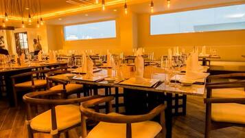 Room, 1 Bedroom, Smoking, Balcony | Dining room