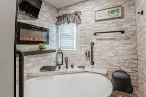 Bathroom - Fishersville Oasis (Fishersville)