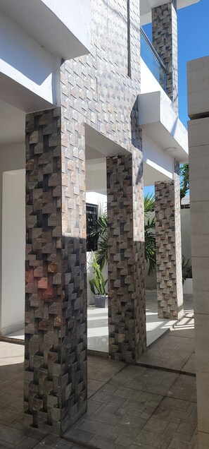 Property grounds - LOVELY 3 BEDROOM APARTMENT OCEAN FRONT WITH POOL IN CALETA BEACH. (La Romana - Playa caleta)