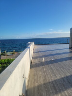Property grounds - LOVELY 3 BEDROOM APARTMENT OCEAN FRONT WITH POOL IN CALETA BEACH. (La Romana - Playa caleta)