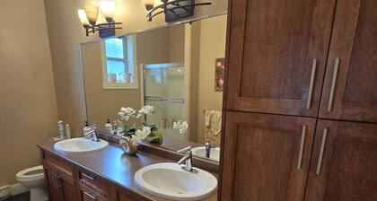 Bright Private Room in Echo Valley Home