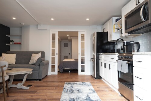 Stylish Shaw Sanctuary + Workspace - Walk to Nightlife!