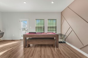 Games room - Live Comfortably: Flexible Long-Term Housing for Insurance & Traveling Pros Now! (Westphalia)