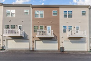 Exterior - Live Comfortably: Flexible Long-Term Housing for Insurance & Traveling Pros Now! (Westphalia)
