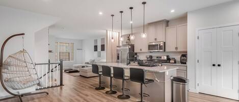 Mikroaaltouuni, uuni, liesi, astianpesukone