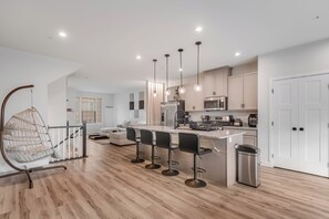 Microondas, horno, parrilla de estufa y lavavajillas 