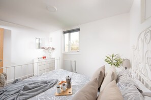 Travel crib, internet, bed sheets - Wheal Prosper, Wheal Dream - Hot Tub - Free Parking & WiFi - Pet Friendly (Helston)