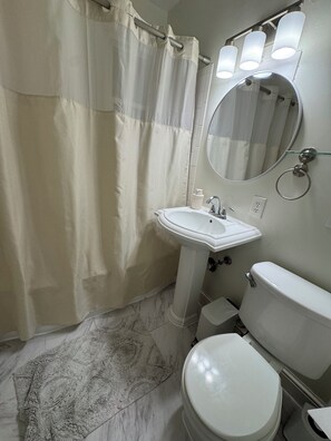 Family Apartment, Patio | Bathroom - 104 E Reed Alexandria (Alexandria)