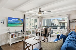 Smart TV - Oceanview Mission Beach Compound • Balcony, Patio, Fire Pit, BBQ • Steps to Sand (San Diego)
