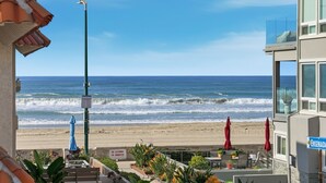 Vista a la playa con un cartel que indica prohibido el consumo de alcohol y fumar.