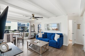 Smart TV - Oceanview Mission Beach Compound • Balcony, Patio, Fire Pit, BBQ • Steps to Sand (San Diego)