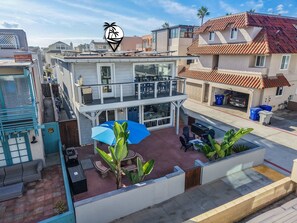 Outdoor dining - Oceanview Mission Beach Compound • Balcony, Patio, Fire Pit, BBQ • Steps to Sand (San Diego)