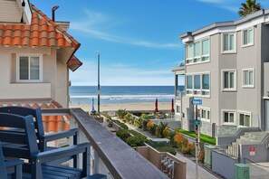 Property grounds - Oceanview Mission Beach Compound • Balcony, Patio, Fire Pit, BBQ • Steps to Sand (San Diego)