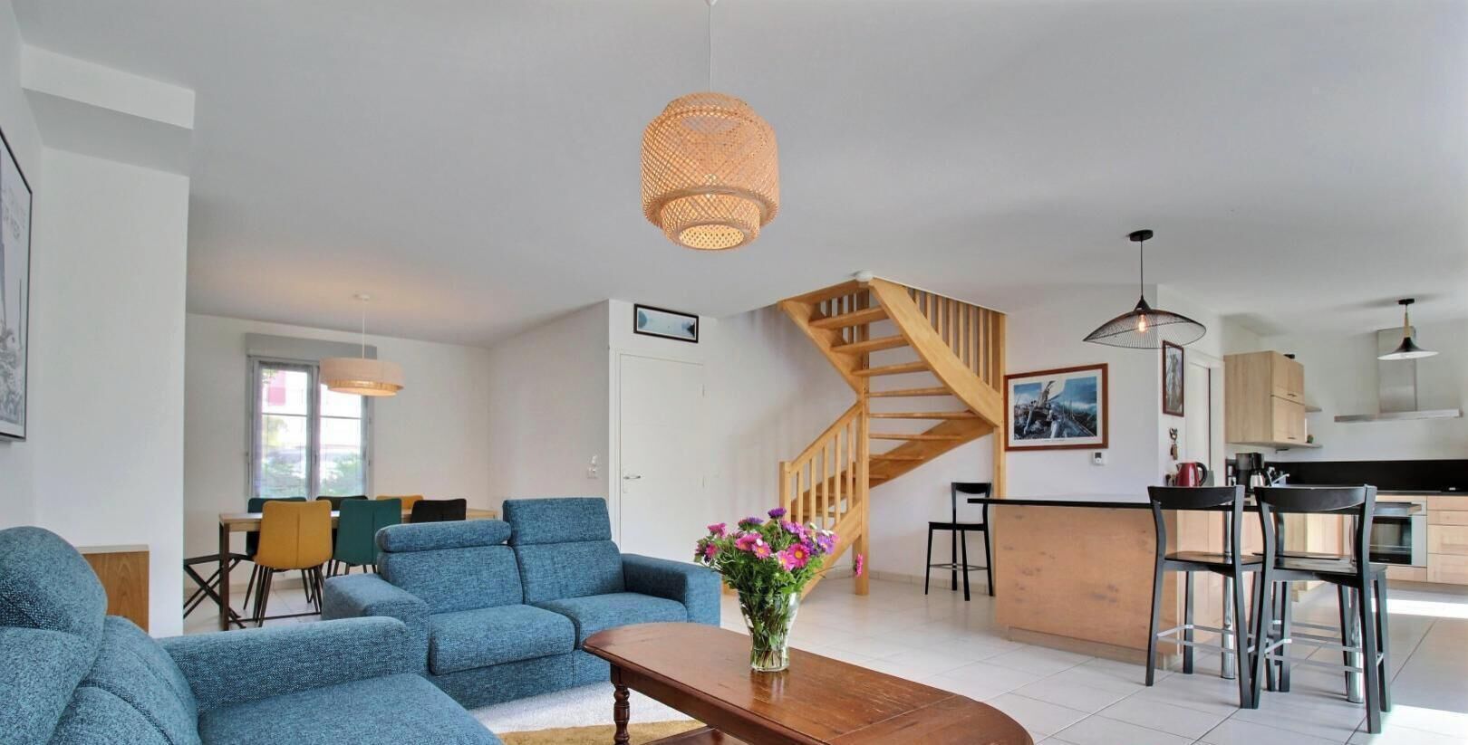 Téléviseur, lecteur de DVD, livres, chaîne audio