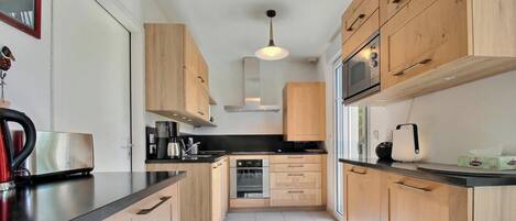 Frigorífico, microondas, horno y placa de cocina