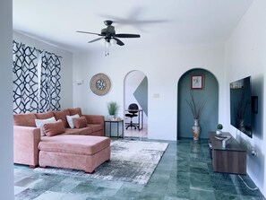 TV - Fabulous 4-bedroom house with AC in charming Bog Walk (Bog Walk)