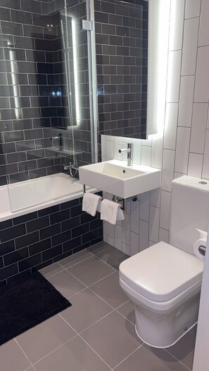 Hair dryer, bidet, towels, soap - Cosy 1-Bedroom Flat Close to All Amenities in a Prime London Location (London)