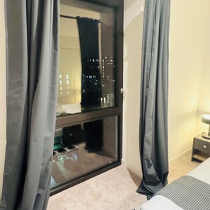 Iron/ironing board, Internet, bed sheets - Cosy 1-Bedroom Flat Close to All Amenities in a Prime London Location (London)