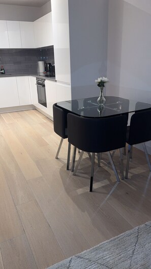 Dining - Cosy 1-Bedroom Flat Close to All Amenities in a Prime London Location (London)