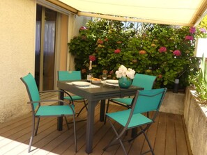 屋外ダイニングエリア