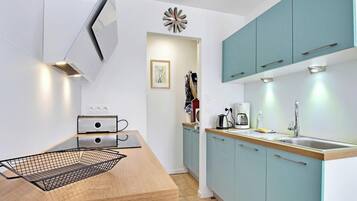 Réfrigérateur, micro-ondes, four, plaque de cuisson