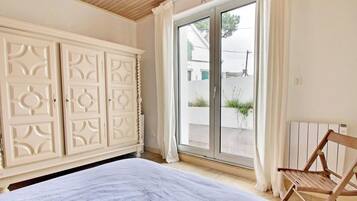 Fer et planche Ă repasser, lit parapluie