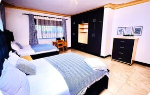 Tabla de planchar con plancha, cuna de viaje y wifi gratis 