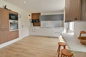 Frigorífico, microondas, horno y placa de cocina