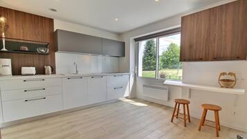 Frigorífic, microones, forn i placa de cuina