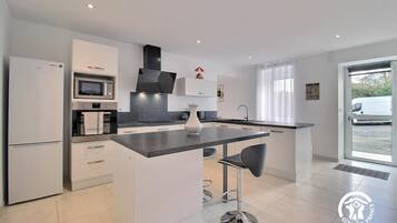 Kjøleskap, mikrobølgeovn, ovn og kokeplater