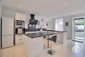 Jääkaappi, mikroaaltouuni, uuni, liesi