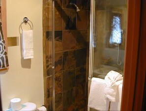 Haartrockner, Handtücher, Seife, Toilettenpapier