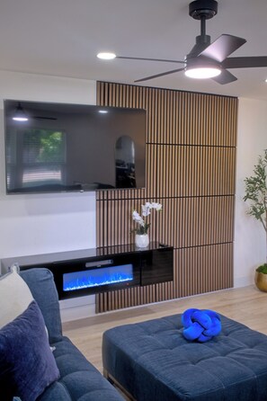 Smart TV, fireplace, books - FIFA World Cup Stay • Cozy Family Near AT&T 3-Min Drive (Arlington)